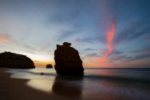Vue spectaculaire de la grande formation rocheuse au milieu de la plage à Praia Da Marinha sous le ciel ensoleillé à Lagoa, Algarve Portugal — Photo de stock