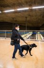 Hombre ciego paseando con perro guía en metro - foto de stock
