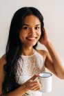 Портрет азиатки, держащей чашку кофе — стоковое фото