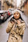 Portrait d'une femme asiatique avec un turban brun posant dans la rue — Photo de stock