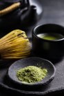 D'en haut de matcha japonais traditionnel avec fouet de thé dans un bol en pierre pour la cérémonie orientale traditionnelle — Photo de stock