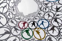 PYEONGCHANG - JUNHO 17, 2018: De baixo da estrutura geométrica criativa que representa esportes de inverno da competição global na Coréia do Sul — Fotografia de Stock