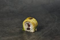 Alto ângulo de aperitivo tradicional japonês sushi roll com arroz abacate cream cheese colocado — Fotografia de Stock