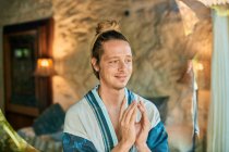 Junger Mann mit Namaste-Händen sieht beim Yoga im Sommer alt aus — Stockfoto