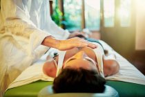 Cortar praticante do sexo masculino cura paciente do sexo feminino com técnica de palma para recuperar alma e corpo — Fotografia de Stock