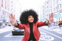 Giovane donna afroamericana deliziata che dimostra il gesto della cornice sorridendo brillantemente e guardando la fotocamera — Foto stock