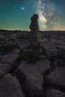 Majestosa paisagem de terreno vulcânico com rochas porosas e colorido Via Láctea no fundo — Fotografia de Stock
