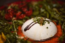 Queijo burrata gostoso em creme de tomate frio com folhas de arugula e tomates cereja com trufas e amendoins — Fotografia de Stock