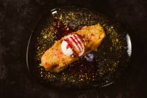 Верхний вид вкусных французских тостов с безе молоко мороженое соус покрыт сладкой ягоды на тарелке с приправами в ресторане на темном фоне — стоковое фото