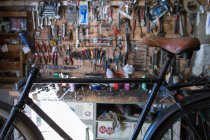 Ensemble de différents instruments en fer pour la réparation sur mur de bois d'oeuvre dans un atelier moderne — Photo de stock