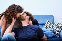 Junger Mann und Frau küssen und umarmen sich, während sie einen romantischen Tag miteinander verbringen — Stockfoto