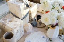 Vases et outils en céramique faits à la main en atelier de poterie avec des fleurs en fleurs — Photo de stock