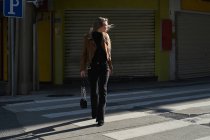 Bela menina loira andando pelo centro da China — Fotografia de Stock