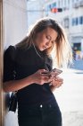 Ernte der schönen blonden jungen Mädchen mit ihrem Smartphone suchen besorgt mit schwarzen Kleidern — Stockfoto