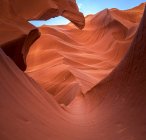 Paisagem pitoresca de antílope inferior slot canyon com arenito vermelho localizado no deserto terreno árido dos Estados Unidos da América — Fotografia de Stock