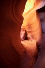 Живописный пейзаж нижнего антилопы слот-каньона с красным песчаником расположен в пустынной засушливой местности Соединенных Штатов Америки — стоковое фото