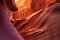 Pittoresco paesaggio del canyon slot antilope inferiore con arenaria rossa situato nel deserto terreno arido degli Stati Uniti d'America — Foto stock