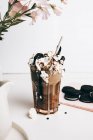 Süßes leckeres Frappé-Getränk mit Schokokeksen auf Schlagsahne in leichter Küche — Stockfoto