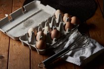 Зверху ємність з яйцями, розміщеними біля віночка на серветці на кухні — стокове фото