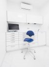 Design de interiores elegante da sala de clínica de luz contemporânea com mobiliário branco e cadeira azul — Fotografia de Stock