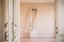 Porta aberta de madeira branca antiquada com alças ornamentais em estilo retro em apartamento vazio — Fotografia de Stock