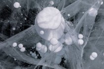 Vue de dessus modèle abstrait de glace du lac Baïkal gelé par une journée nuageuse d'hiver — Photo de stock