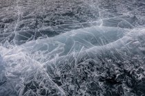 Vista superior patrón abstracto hielo del lago congelado Baikal en día nublado invierno - foto de stock