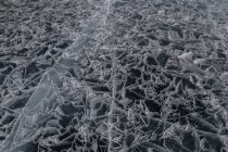 Угорі видніється крижана абстрактна картина замерзлого озера Байкал у похмурий зимовий день. — стокове фото