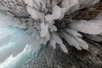Зверху замерзле озеро Байкал з хаотичним візерунком і тріщинами як абстрактним тлом. — стокове фото