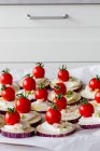De cima de aperitivos gostosos com berinjelas frescas mussarela tomates cereja inteiros azeite e cebola — Fotografia de Stock