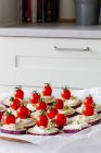 D'en haut de délicieux apéritifs aux aubergines fraîches mozzarella tomates cerises entières huile d'olive et oignon — Photo de stock
