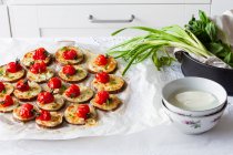 De cima de aperitivos gostosos com berinjelas frescas mussarela tomates cereja inteiros azeite e cebola — Fotografia de Stock