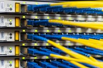Pannello di controllo dei fili in fibra ottica installati nella sala comunicazioni per fornire l'accesso al processo e alla rete — Foto stock