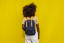 Back view black woman with afro hair with a backpack on her back — Fotografia de Stock
