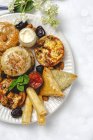 Haut angle de savoureux plats arabes assortis avec salsa et feuilles de menthe fraîche près des amandes pendant les vacances du Ramadan — Photo de stock