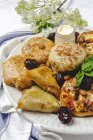 Hohe Auswahl an schmackhaften arabischen Gerichten mit Salsa und frischen Minzblättern in Mandelnähe während der Ramadan-Feiertage — Stockfoto