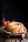Appetitlich süße hausgemachte Bündel Kuchen mit weißem Zuckerpulver bestreut auf rustikalem Holztisch mit frischen Mandarinen serviert — Stockfoto