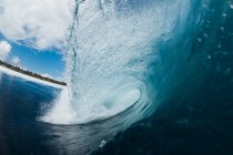 Потужні пінисті морські хвилі котиться і розбризкує поверхню води проти — стокове фото