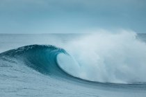Мощные пенные морские волны катятся и брызгают по поверхности воды — стоковое фото