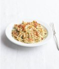 Primer plano de un plato de espaguetis con alcachofas visto desde arriba - foto de stock