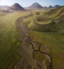 Vista pacífica incrível de terreno acidentado coberto com vegetação verdejante exuberante na paisagem rural islandesa — Fotografia de Stock