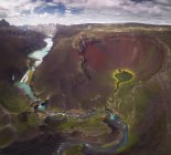 Vista incrível do laço de rio azul curvilíneo fluindo em terreno acidentado coberto com vegetação abundante exuberante na Islândia — Fotografia de Stock