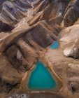 Merveilleux paysage de lac cristallin entouré par une chaîne de montagnes rugueuse couverte de végétation sèche par temps clair — Photo de stock