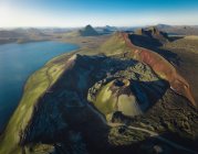 Чудові пейзажі кришталево чистого озера на вулканічному кратері в оточенні грубого гірського хребта, вкритого сухою рослинністю в чистий день — стокове фото