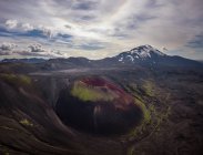 Вид с воздуха на вулканический кратер, расположенный в удивительном высокогорье в облачный день в Исландии — стоковое фото
