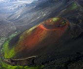 Vista aérea da cratera vulcânica áspera localizada em incríveis terras altas no dia nublado na Islândia — Fotografia de Stock