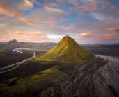 Erstaunlich ruhige Aussicht auf raues, hügeliges Gelände mit üppigem Grün in isländischer Landschaft — Stockfoto