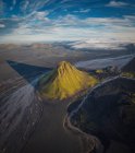 Vista pacífica incrível de terreno acidentado coberto com vegetação verdejante exuberante na paisagem rural islandesa — Fotografia de Stock