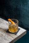 Tiki стеклянная кружка со старомодным напитком на столе на размытом фоне — стоковое фото
