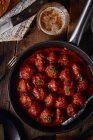 Крупный план сверху тарелки мясного рулета с помидорами — стоковое фото
